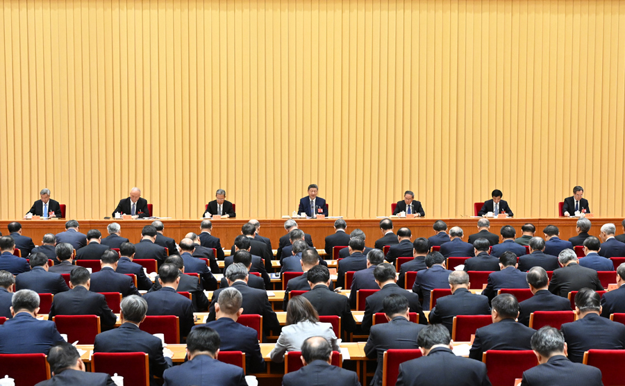 　　12月10日至11日，中央經(jīng)濟(jì)工作會(huì)議在北京舉行。中共中央總書記、國(guó)家主席、中央軍委主席習(xí)近平出席會(huì)議并發(fā)表重要講話。李強(qiáng)、趙樂際、王滬寧、蔡奇、丁薛祥、李希出席會(huì)議。